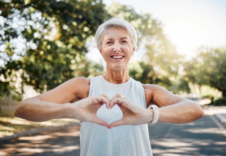 One of the many benefits of almond milk is its ability to support healthy heart function. Image © People Images via Getty Images