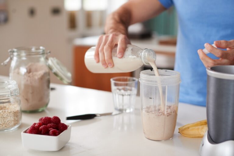 If you enjoy making healthy smoothies for breakfast, almond milk is a great option as it's low in calories. Image © monkeybusinessimages via Getty