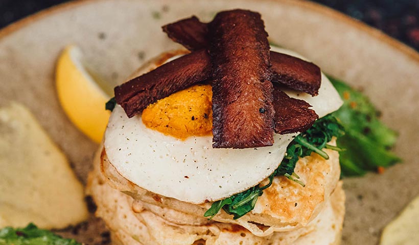 Fried ‘Egg’, Crispy ‘Bacon’ and Spinach Vegan Pancakes 