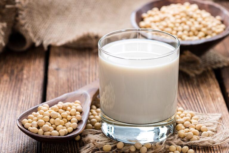 A 100ml serving of soy milk contains around 50 calories and predominantly contains unsaturated fats, unlike cow's milk which primarily contains saturated fats. Photo © HandmadePictures via Getty Images