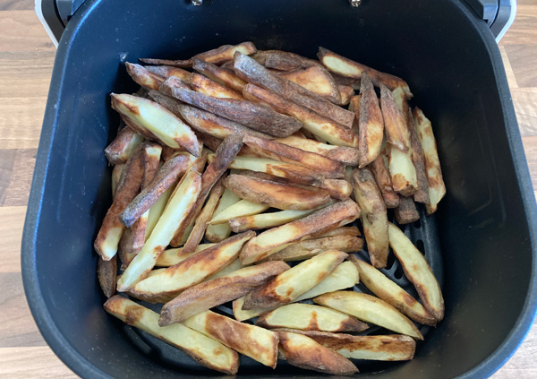 Homemade chips without any oil after 17 minutes in the Cosori Lite Air Fryer. Image © Vegan Food & Living