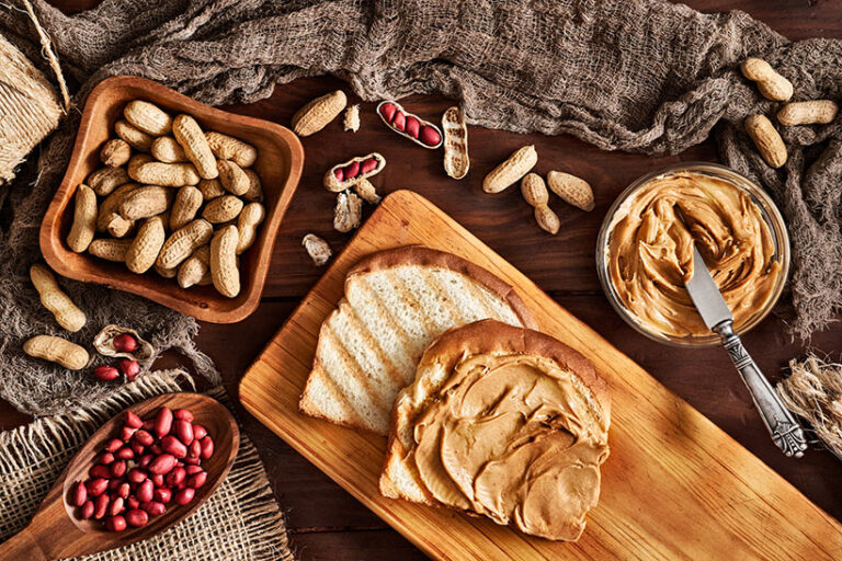 Peanuts and peanut butter are a wonderful vegan source of vitamin B3. Photo © apomares via Getty Images