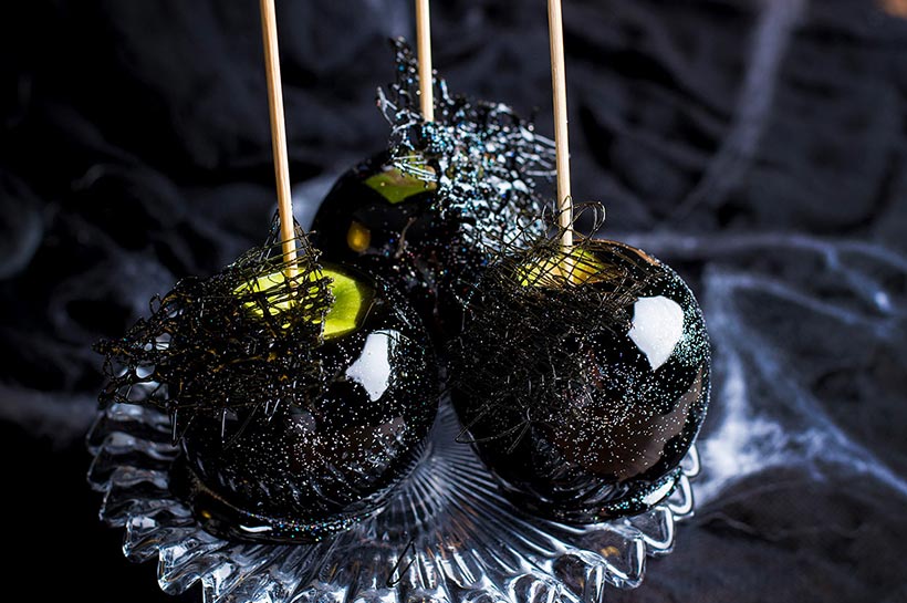 ‘Poisoned’ Vegan Black Toffee Apples for Halloween - vegan Halloween recipes