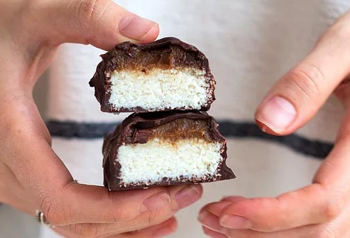 Healthy 6-Ingredient Salted Caramel Bounty Bars 