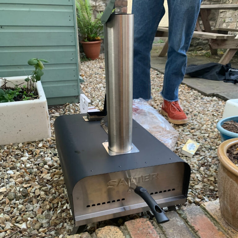 The Salter pizza oven is easy to assemble. © Vegan Food & Living