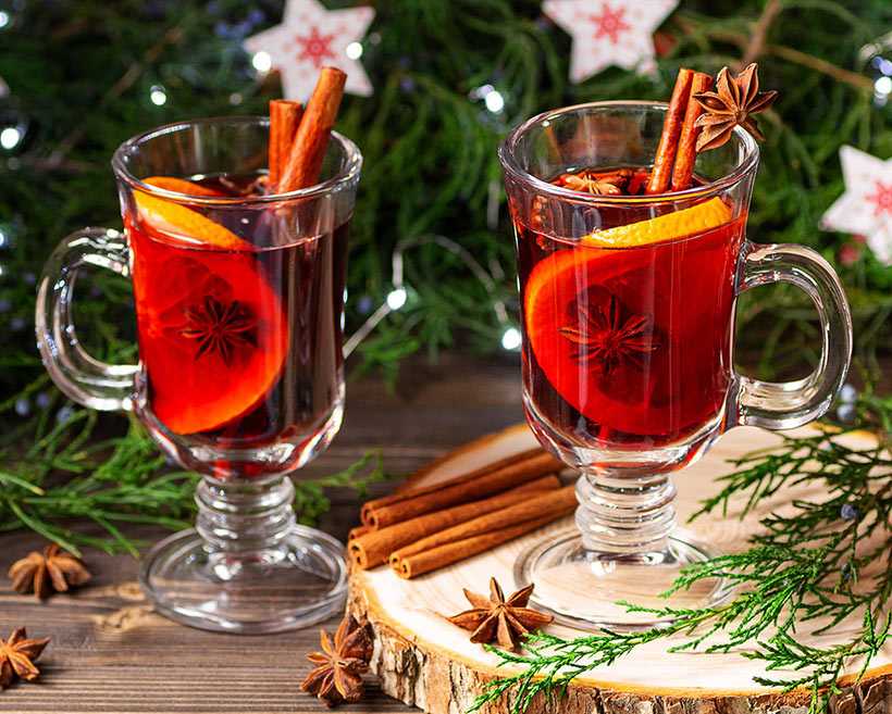 mulled wine in glasses with fruit and cinnamon sticks - vegan Christmas recipes