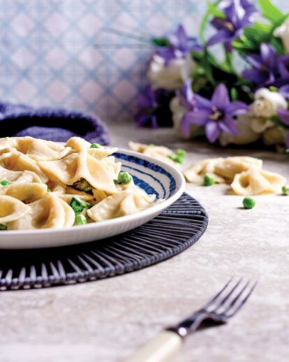 vegan alfredo sauce with spinach and peas on strichetti pasta