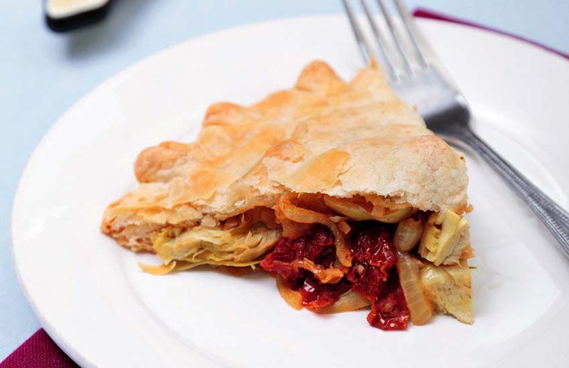 Vegan artichoke pithivier filled with sun-dried tomatoes and artichokes 