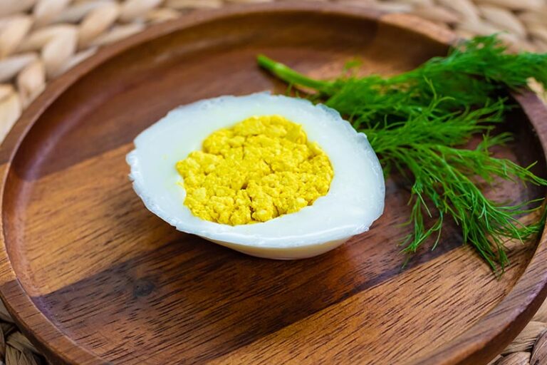 To give vegan eggs their signature golden colour, add a small pinch of turmeric. Photo © Aleksandr Lavrinenko via Adobe Stock