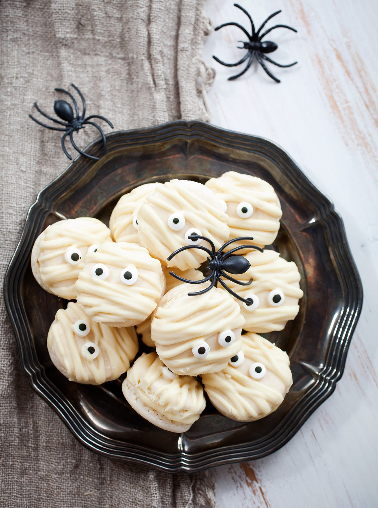 Spooky Mummy Macarons