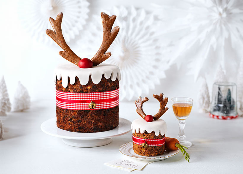 Vegan Christmas cakes with minimalist reindeer decorations