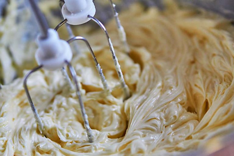 When making vegan cakes, use a vegan margarine made from soya or sunflower oil as these have a neutral taste. Photo © Tomekbudujedomek via Getty Images