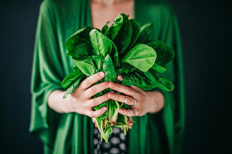 Consuming one to two servings of leafy green vegetables can significantly slow the aging process of your brain. Photo © knape via Getty Images