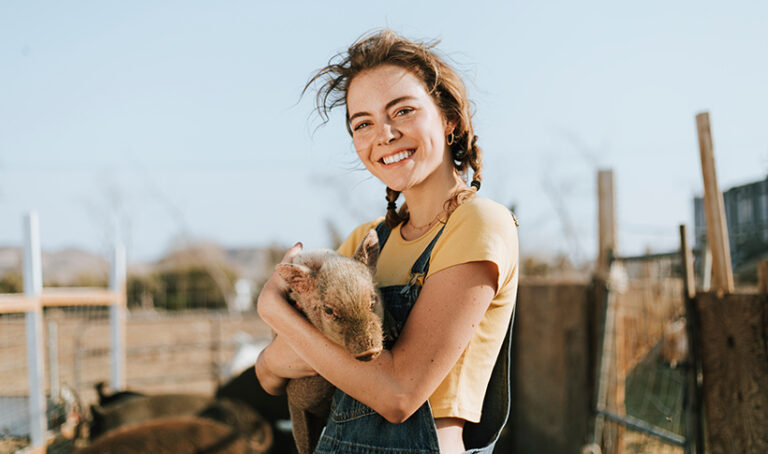 Donating your time by volunteering is a great alternative to making cash donations. Photo © rawpixel.com via Adobe Stock